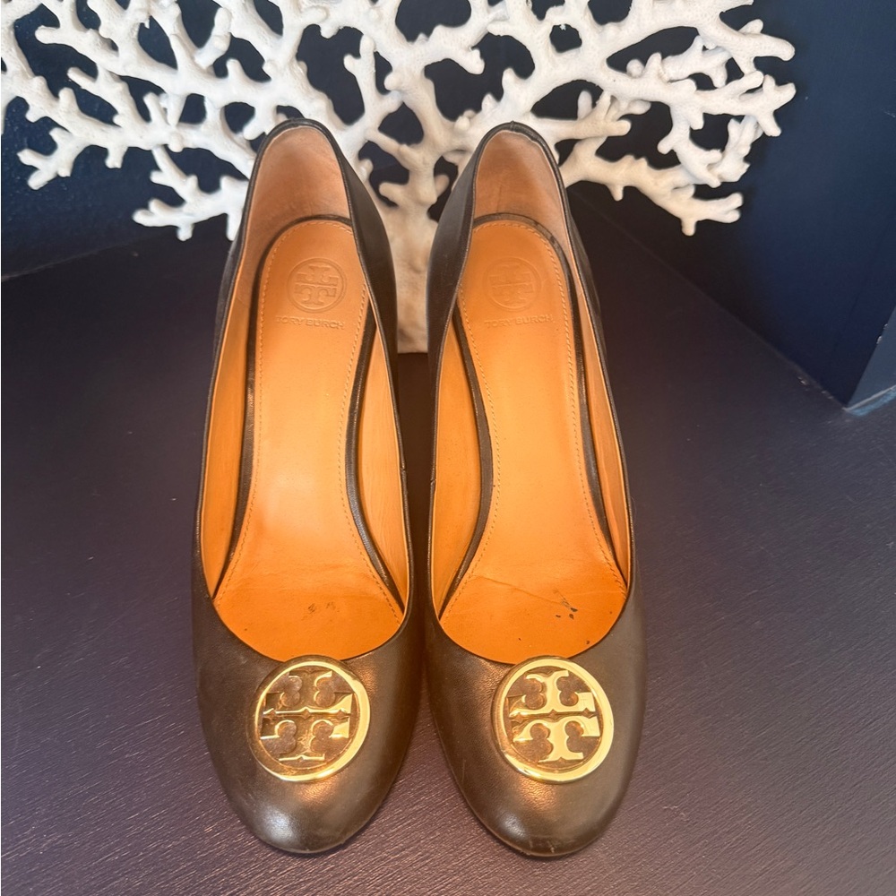 Tory Burch Black Leather Logo Medallion Wedge Pumps Size 8 Gold Hardware